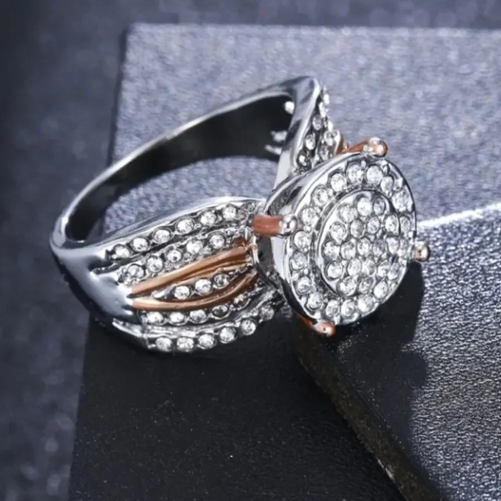 Stunning Two-tone engagement ring sz 9